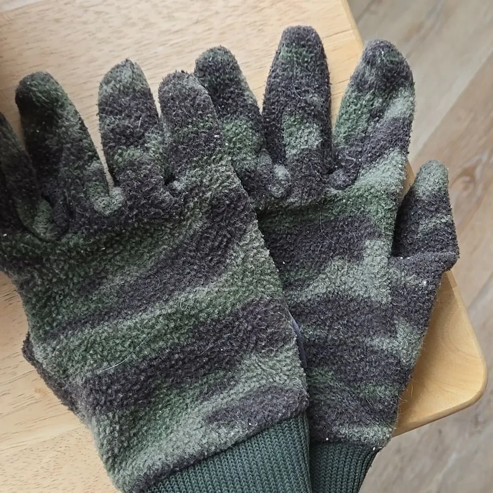Columbia Youth Large Camouflage Knit Gloves Big Kids Boys Unisex Colors